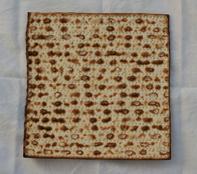 677px-Matzah